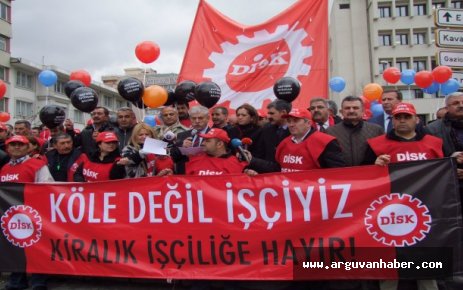 DİSK' İŞÇİLERİ KÖLE PAZARINDA KÖLE SATAR GİBİ SATMAYA KALKANLARA KARŞI HEP BİRLİKTE DİRENELİM