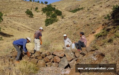 GÖKAĞAÇ MAHALLESİNDE SELE KARŞI TEDBİR AMAÇLI KURU EŞİK DUVARI YAPIM ÇALIŞMASI BAŞLATILDI