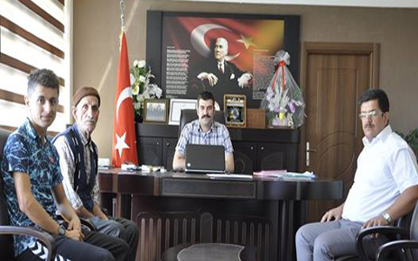 YÜRÜYÜŞTE DÜNYA ÜÇÜNCÜSÜ OLAN ARGUVANLI SALİH KORKMAZ ARGUVAN KAYMAKAMINI  ZİYARET ETTİ