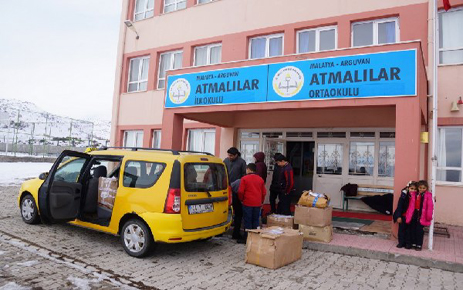ATMALILAR OKULU ÖĞRENCİLERİNE ATAKÖY MEDENİ BERK İLKOKULU ÖĞRENCİLERİNDEN HEDİYE PAKETİ