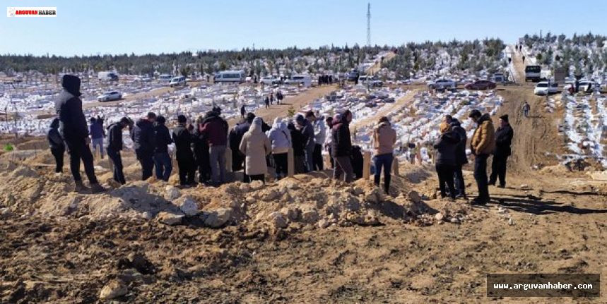 DEPREMDE HAYATINI KAYBEDEN EYMİRLİ TURGUT AİLESİNDEN BEŞ KİŞİ TOPRAĞA VERİLDİ