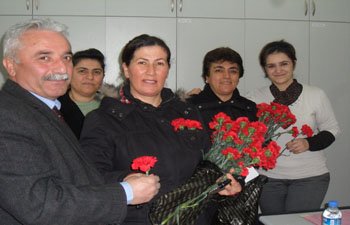 ARGUVAN BELEDİYESİNİN BAYAN PERSONELLERİ KARANFİL DAĞITTILAR 