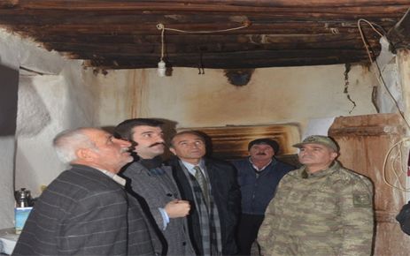 ARGUVAN İLÇE YÖNETİCİLERİ MAHALLERİN (KÖYLERİN) SORUNLARINI YERİNDE DİNLEYİP, ÇÖZÜMÜ KONUŞUP TARTIŞIYORLAR   