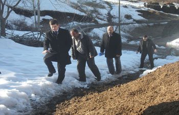 ARGUVAN KAYMAKAMI OKULA GÖNDERİLEMEYEN KIZLARIN AİLELERİNİ ZİYARET ETTİ OKULA GİTMELERİNİ SAĞLADI