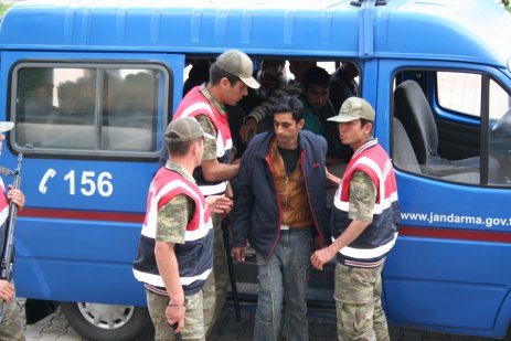 ARGUVAN’DA 29 AFGAN VE PAKİSTANLI MÜLTECİ YAKALANDI