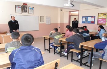 ARGUVANDA ÖĞRENCİLERE POLİS AKADEMİSİ VE POLİS MESLEK YÜKSEKOKULU BİLGİSİ VERİLDİ