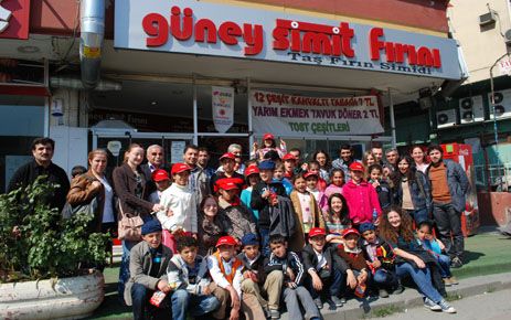 BELLİKLER DERNEĞİ ADIYAMANDAN GELEN ÖĞRENCİLERE KAHVALTI VERDİ 