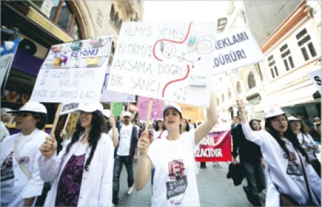 ECZACILAR 14 MAYISDA KUTLAMA YERİNE EYLEM YAPTILAR 