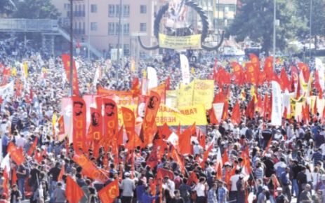 EMEKÇİLER ‘İNSANCA BİR YAŞAM, EŞİT- ÖZGÜR-DEMOKRATİK BİR TÜRKİYE’ İÇİN MİTİNG YAPTI