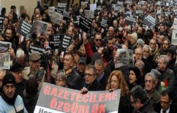GAZETECİLER “ÖZGÜRLÜK” İÇİN YÜRÜDÜ