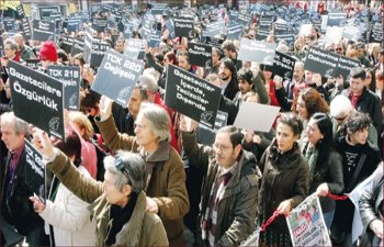 GAZETECİLER TUTUKLANAN ARKADAŞLARI İÇİN YENİDEN SOKAKTA