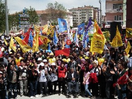 İŞÇİ BAYRAMI, MALATYA’DA DA HALAYLARLA KUTLANDI