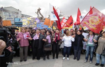 MALATYA DEMOKRATİK KADN PLATFORMU YÜRÜYÜŞ DÜZENLEDİ 