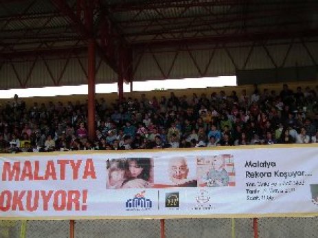 MALATYADA 22 BİN KİŞİ AYNI ANDA SESLİ KİTAP OKUMA DENEMESİ YAPTI 