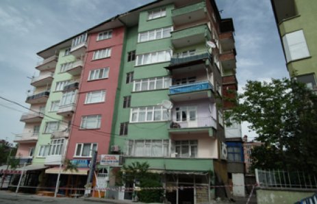 MALATYA’DA ÇÖKEN BİNANIN BİTİŞİĞİNDEKİLER DE ÇÜRÜKMÜŞ