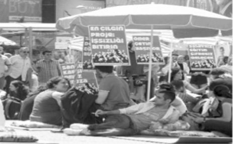 ÖĞRENCİLER YÖK'E VE İŞSİZLİĞE KARŞI OTURMA EYLEMİ  BAŞLATTI