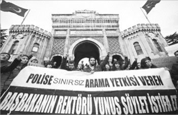 TÜM FAKÜLTELERDE POLİSE ARAMA YETKİSİ VERİLMESİ İÜ’LÜ ÖĞRENCİLERİN TEPKİSİNİ ÇEKTİ
