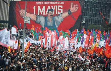 ZİNCİRLERİNİ KIRAN İŞÇİ  