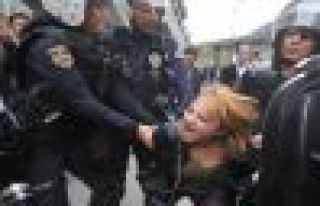 YÖK'ÜN KURULUŞU KIZLI ERKEKLİ PROTESTO EDİLDİ...